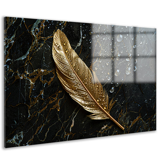 Gouden veer met waterdruppels op donker marmer acrylglas