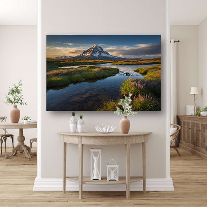 Adembenemend berglandschap met rivier en bloemen poster