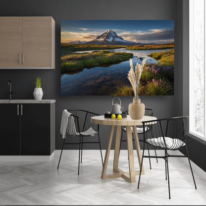Adembenemend berglandschap met rivier en bloemen poster