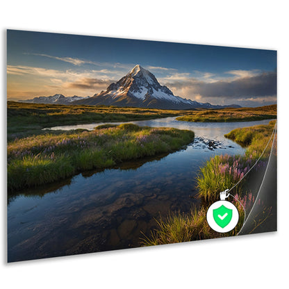 Adembenemend berglandschap met rivier en bloemen poster