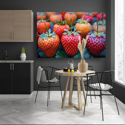 Rijpe Aardbeien op Houten Tafelblad canvas