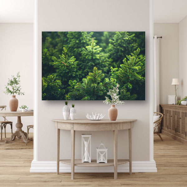 Groene dennenboomtoppen in de ochtendmistposter