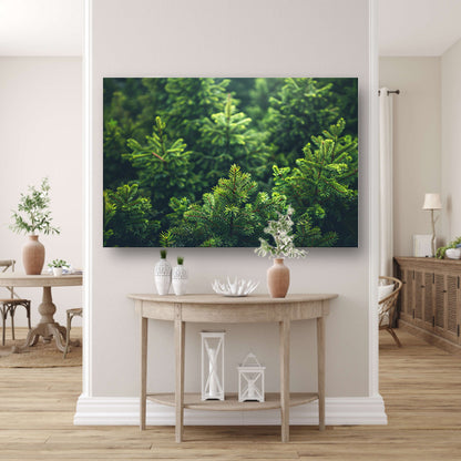 Groene dennenboomtoppen in de ochtendmistposter