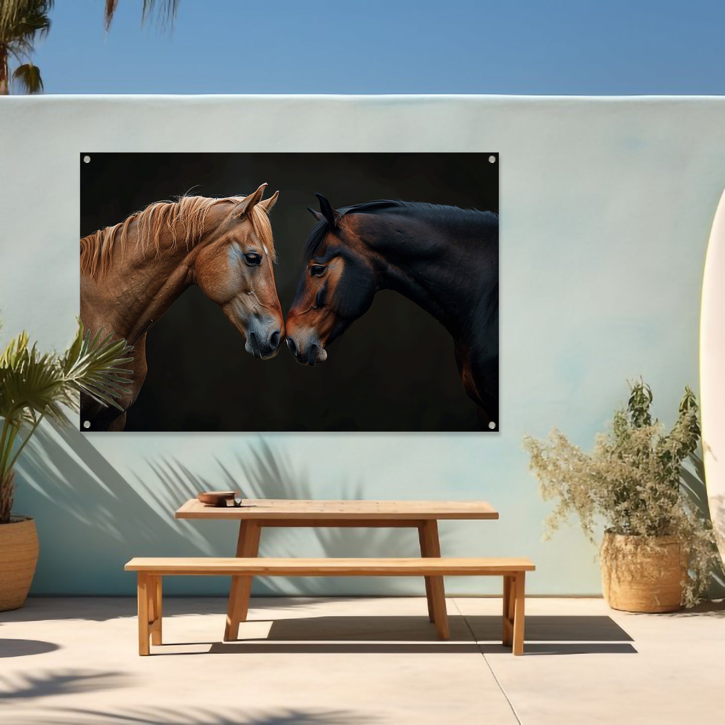 Twee paarden in donkere omgeving tuinposter