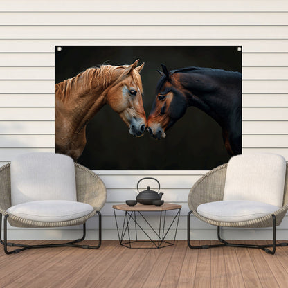 Twee paarden in donkere omgeving tuinposter