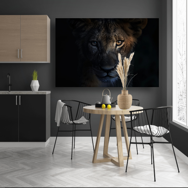 Indringende leeuwenblik in schemerige duisternis acrylglas