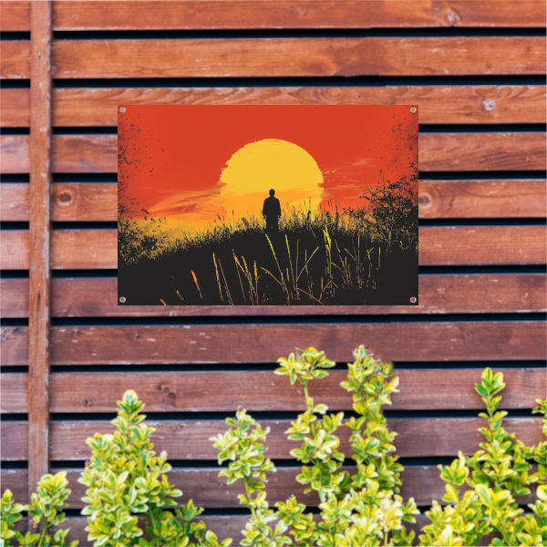 Persoon Contempleert Zonsondergang in Vurig Landschap tuinposter