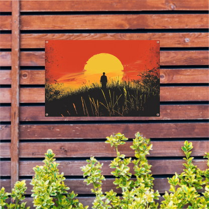 Persoon Contempleert Zonsondergang in Vurig Landschap tuinposter