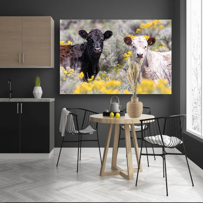 Twee Jonge Kalfjes in een Bloemenveld canvas