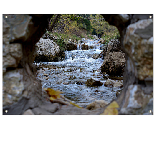 Rivier door Stenen Raam in Natuur tuinposter