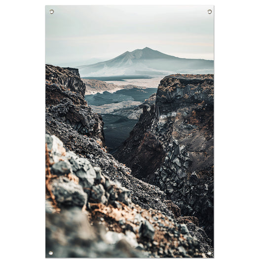 Monochroom Vulkanisch Berglandschap tuinposter