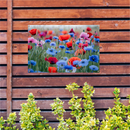 Een levendig veld van papavers en korenbloemen tuinposter