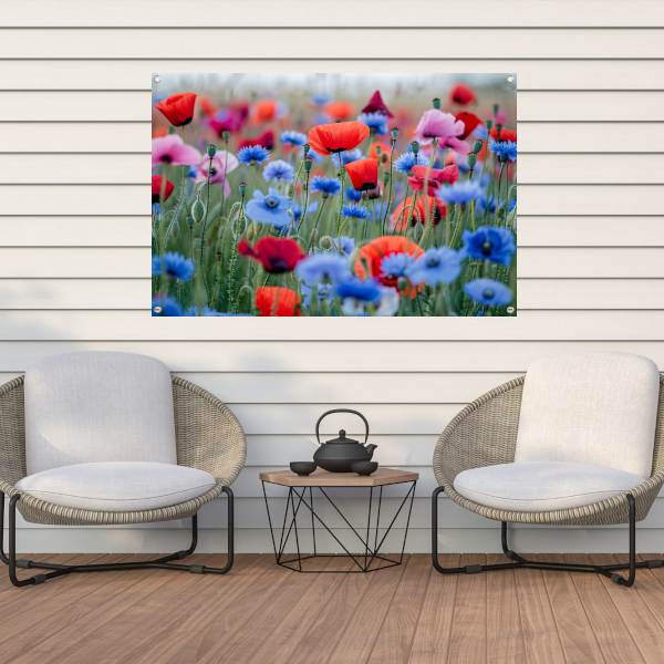 Een levendig veld van papavers en korenbloemen tuinposter