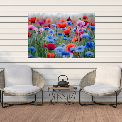 Een levendig veld van papavers en korenbloemen tuinposter