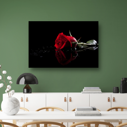 Rode roos met waterdruppels in close-up canvas met baklijst