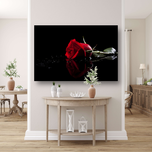 Rode roos met waterdruppels in close-up canvas met baklijst