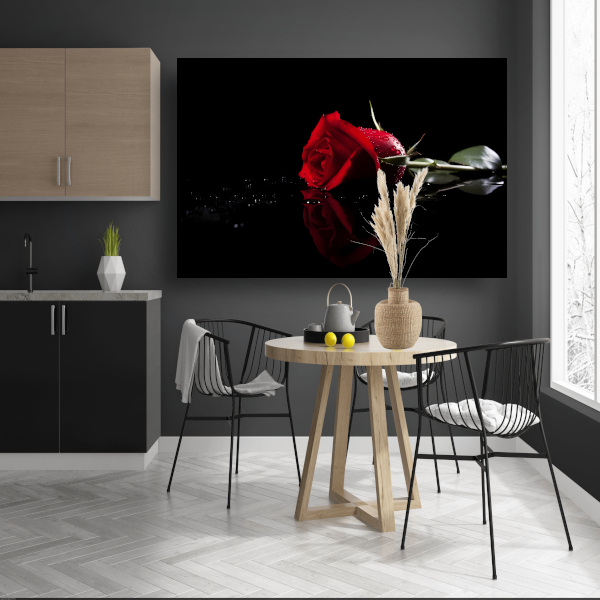 Rode roos met waterdruppels in close-up poster