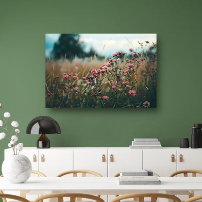Bloemenveld bij zonsondergang in de natuurposter