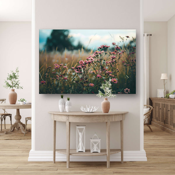 Bloemenveld bij zonsondergang in de natuurposter