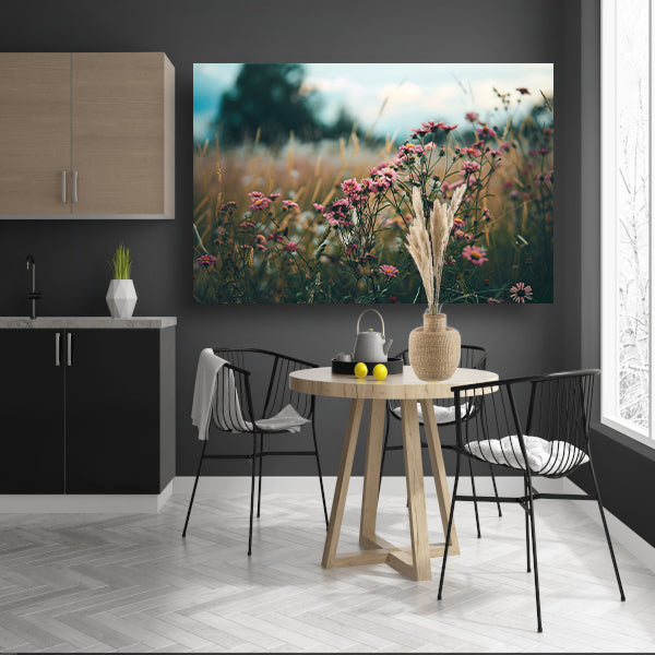 Bloemenveld bij zonsondergang in de natuurposter