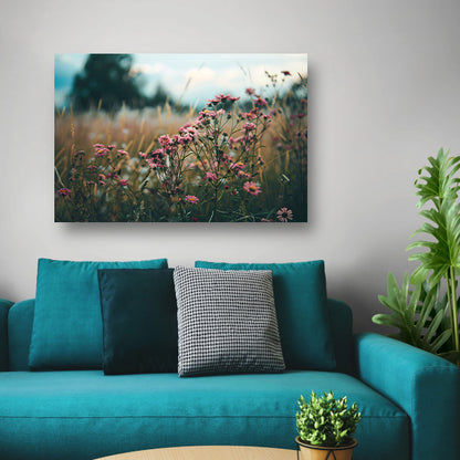 Bloemenveld bij zonsondergang in de natuurposter