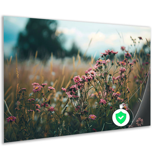 Bloemenveld bij zonsondergang in de natuurposter
