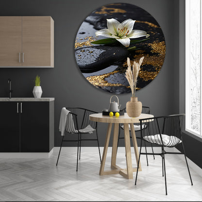 Witte lelie met gouden glans op zwart forex muurcirkel