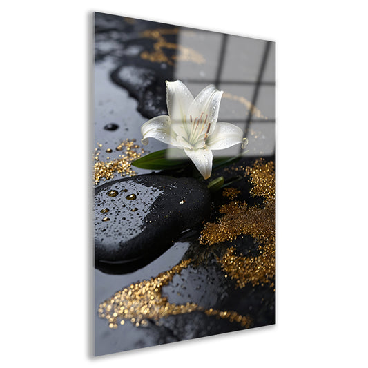 Witte lelie met gouden glans op zwart acrylglas