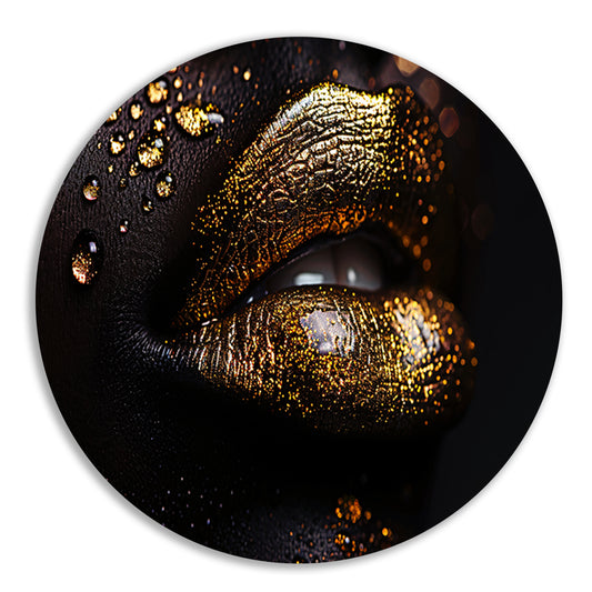 Gouden lippen in een oase van donker contrast aluminium muurcirkel