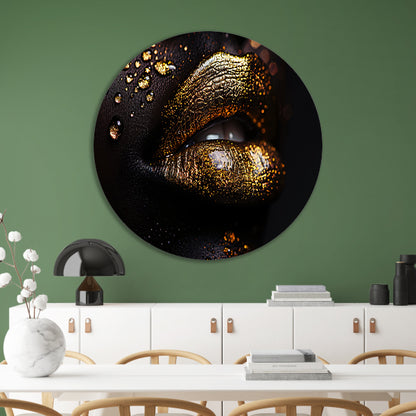 Gouden lippen in een oase van donker contrast aluminium muurcirkel
