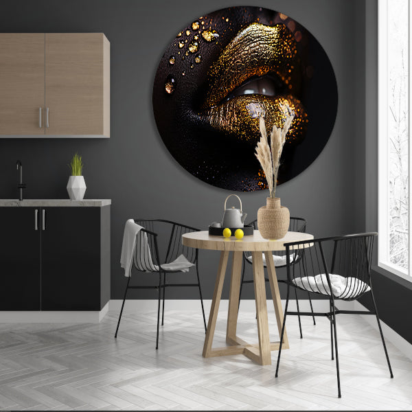 Gouden lippen in een oase van donker contrast aluminium muurcirkel