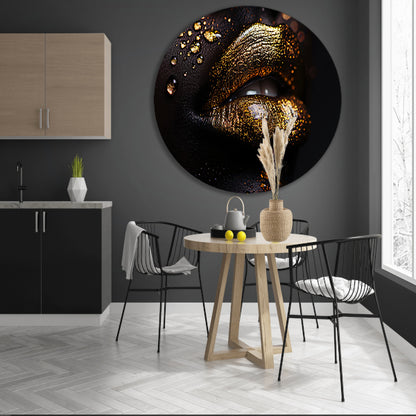 Gouden lippen in een oase van donker contrast aluminium muurcirkel