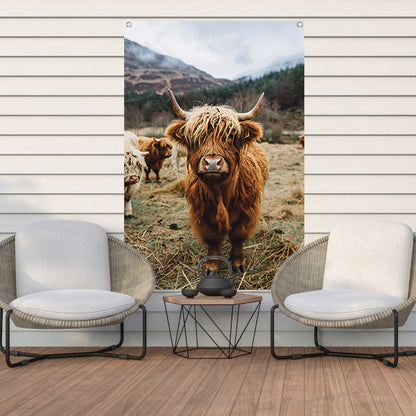 Schotse Hooglander in Mistig Landschap tuinposter