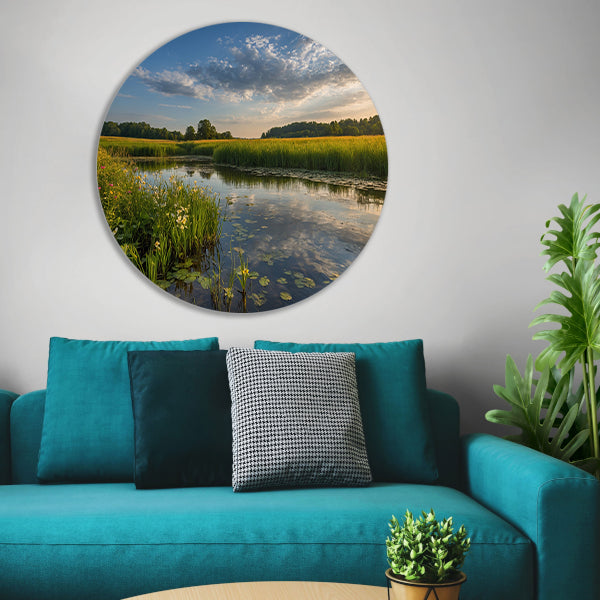 Schilderachtig zomerlandschap met bloemen en water aluminium muurcirkel