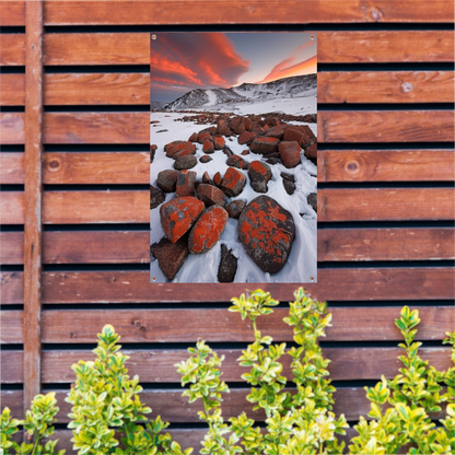 Adembenemend besneeuwd berglandschap met rode rotsen tuinposter