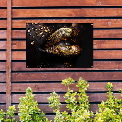 Gouden lippen in een oase van donker contrast tuinposter