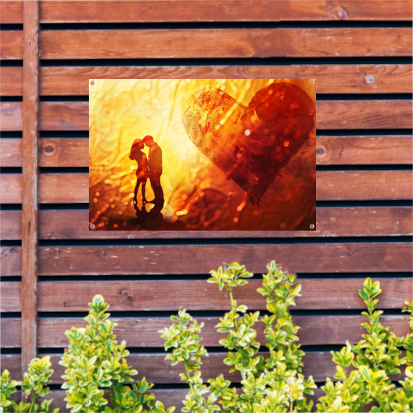 Omhelzing in het hart van de zonsondergang tuinposter