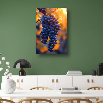 Gouden zonlicht op rijpe blauwe druiven canvas met baklijst