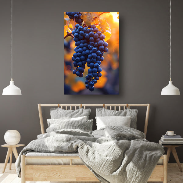 Gouden zonlicht op rijpe blauwe druiven canvas met baklijst