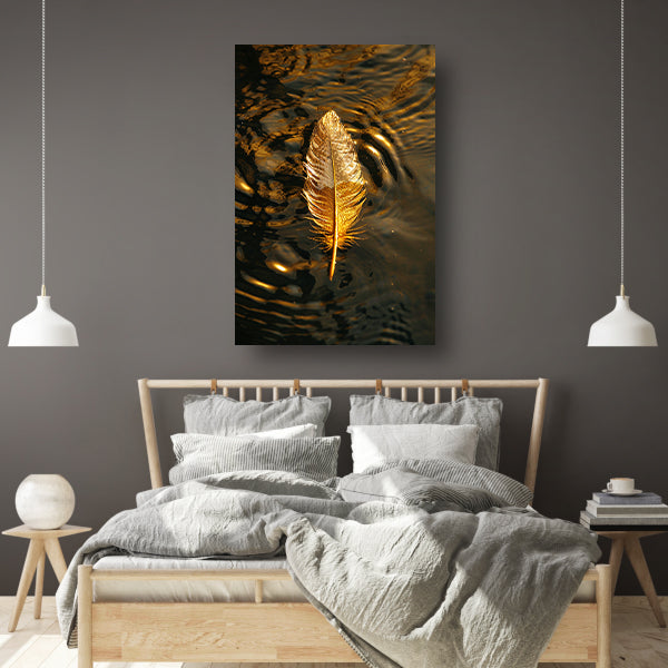 Gouden veer op donkere wateroppervlakte bij zonsondergang poster