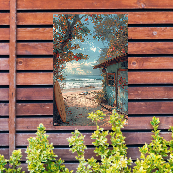 Kleurrijk strandhuisje met surfplanken tuinposter