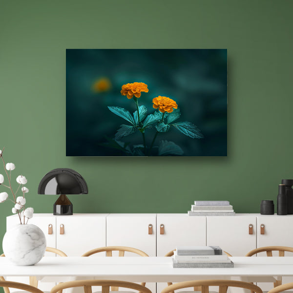 Twee oranje bloemen tegen groene achtergrond canvas