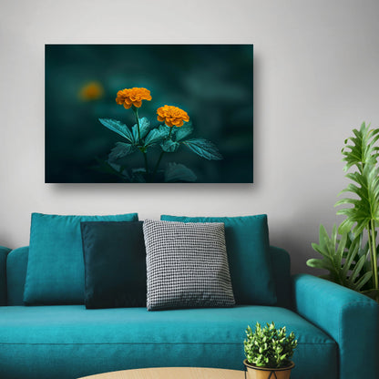 Twee oranje bloemen tegen groene achtergrond canvas