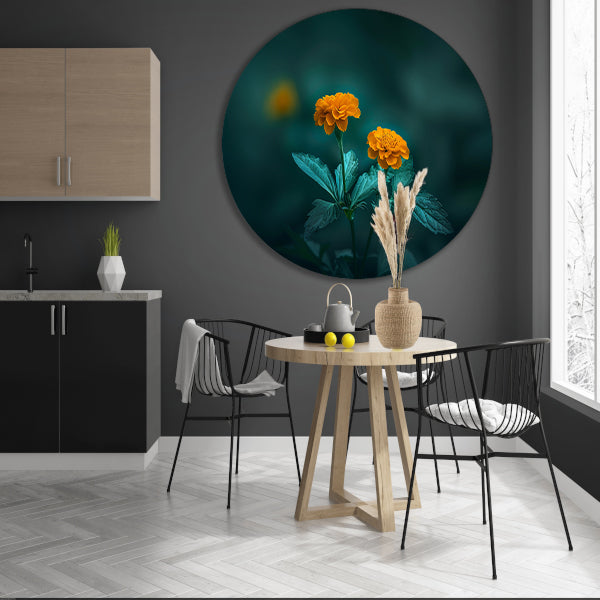 Twee oranje bloemen tegen groene achtergrond aluminium muurcirkel