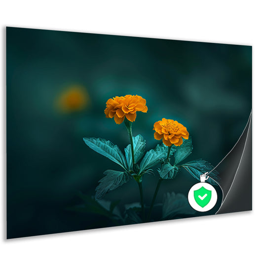 Twee oranje bloemen tegen groene achtergrondposter