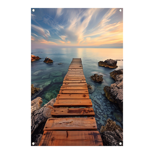 Rustige ochtend op een houten steiger bij de zee tuinposter
