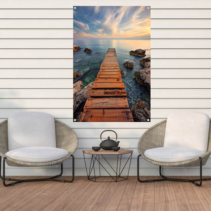 Rustige ochtend op een houten steiger bij de zee tuinposter