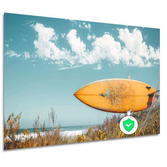 Minimalistische surfplank op het strand poster