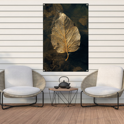 Blad met gouden nerven drijft op donker water tuinposter