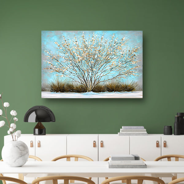 Sierlijke boom met sneeuw tegen blauwe lucht canvas